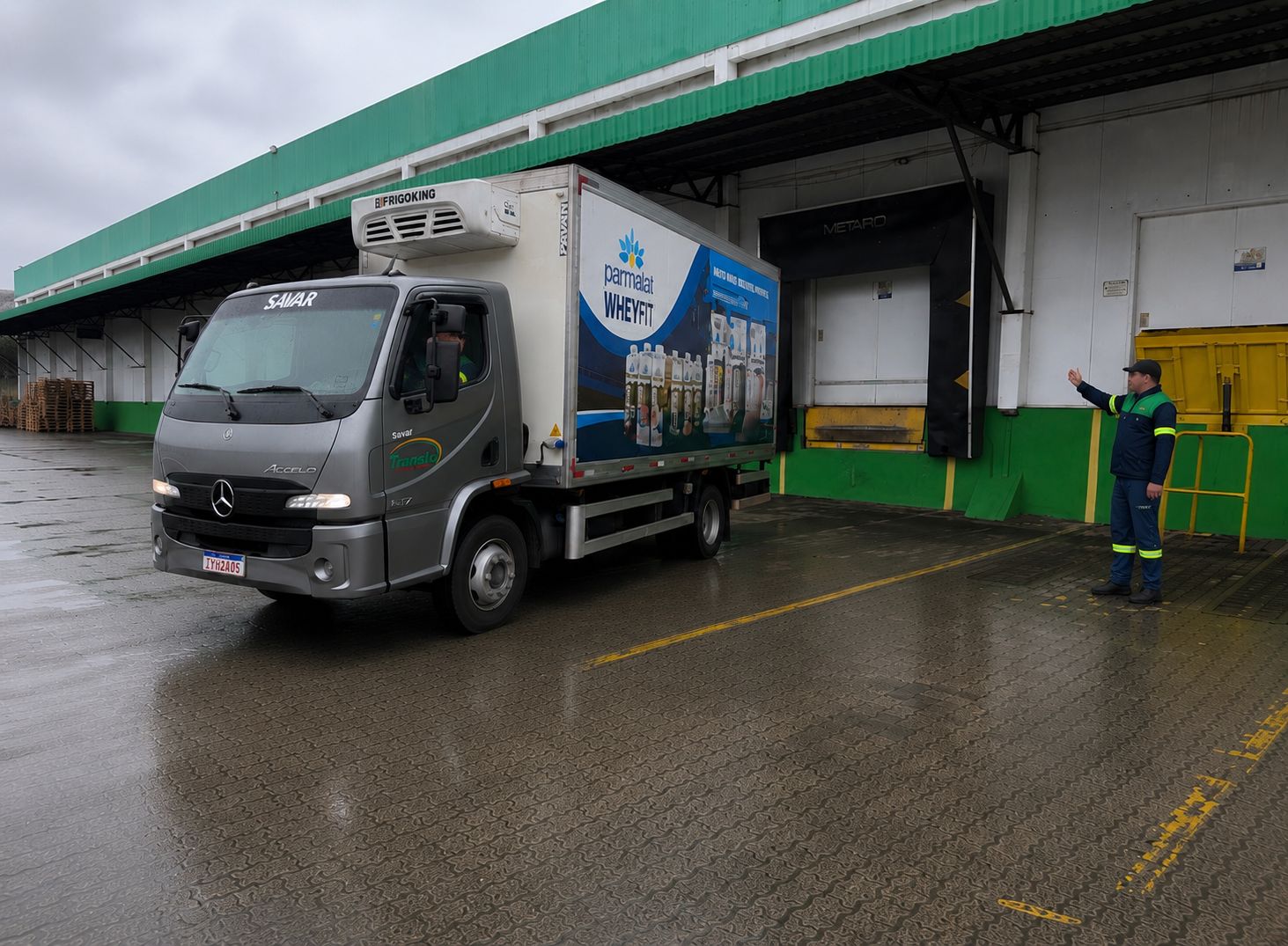 Caminhão da Transló saindo do centro de distribuição com carga da Parmalat