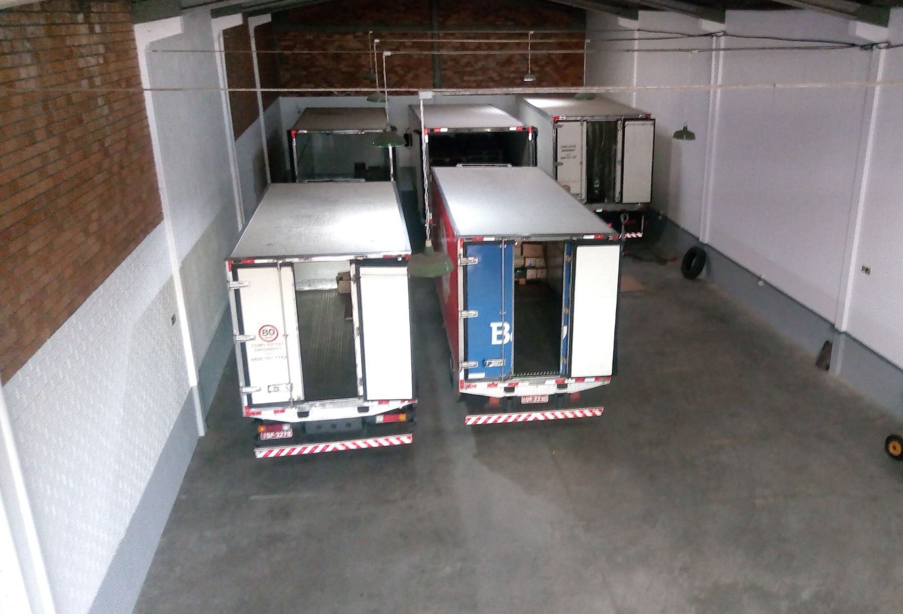 Frota de caminhões da Transló na garagem